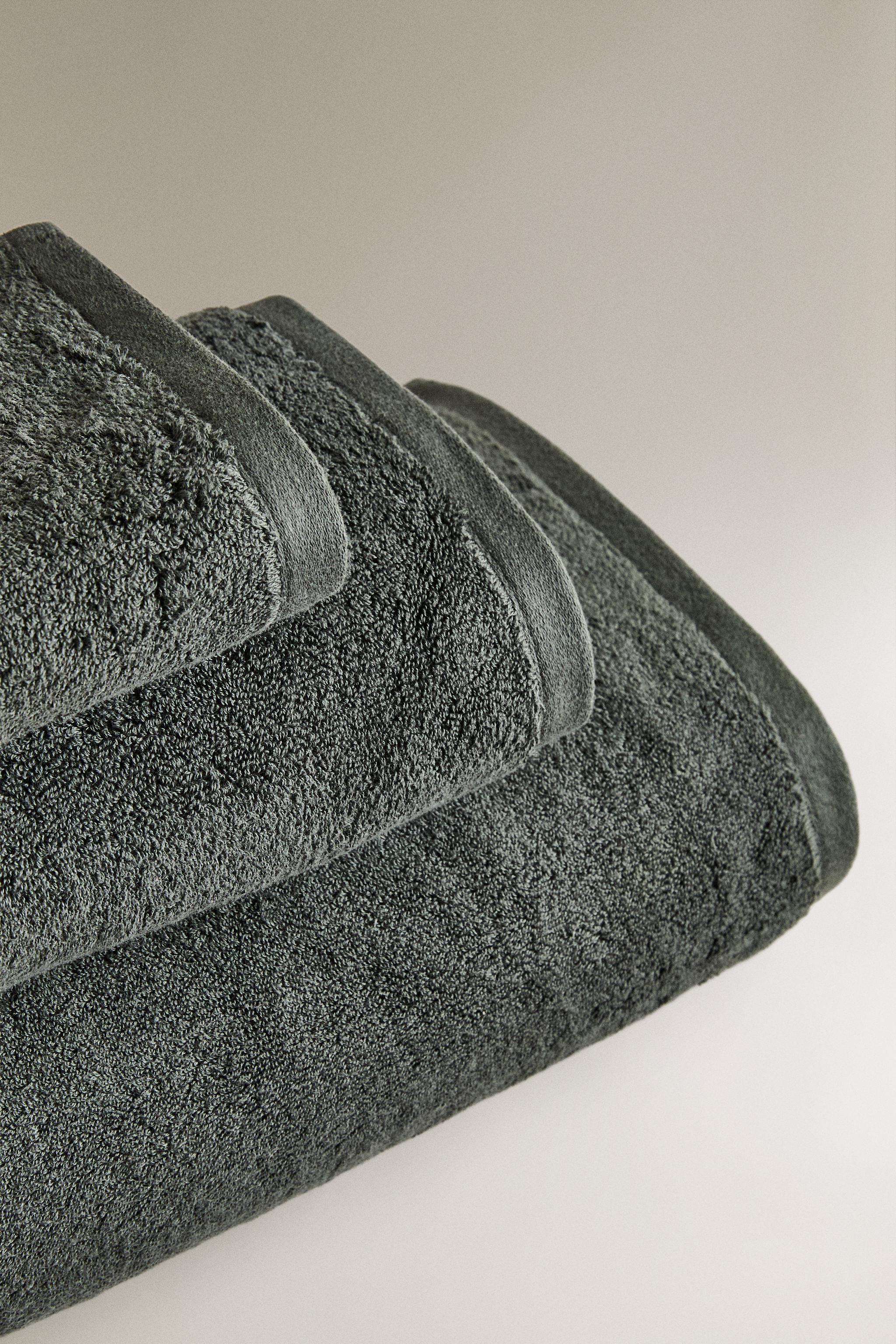 COLORED TERRYCLOTH BATH TOWEL